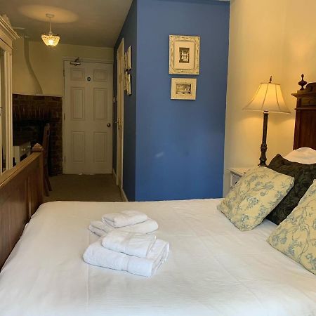 Bed and Breakfast Gothic House East Grinstead Esterno foto