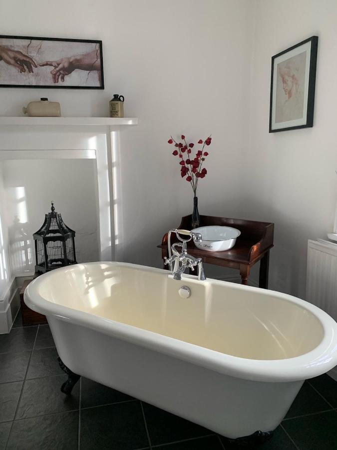 Bed and Breakfast Gothic House East Grinstead Esterno foto