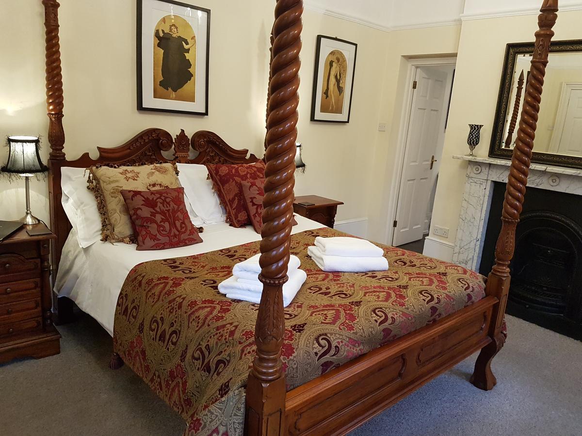 Bed and Breakfast Gothic House East Grinstead Esterno foto
